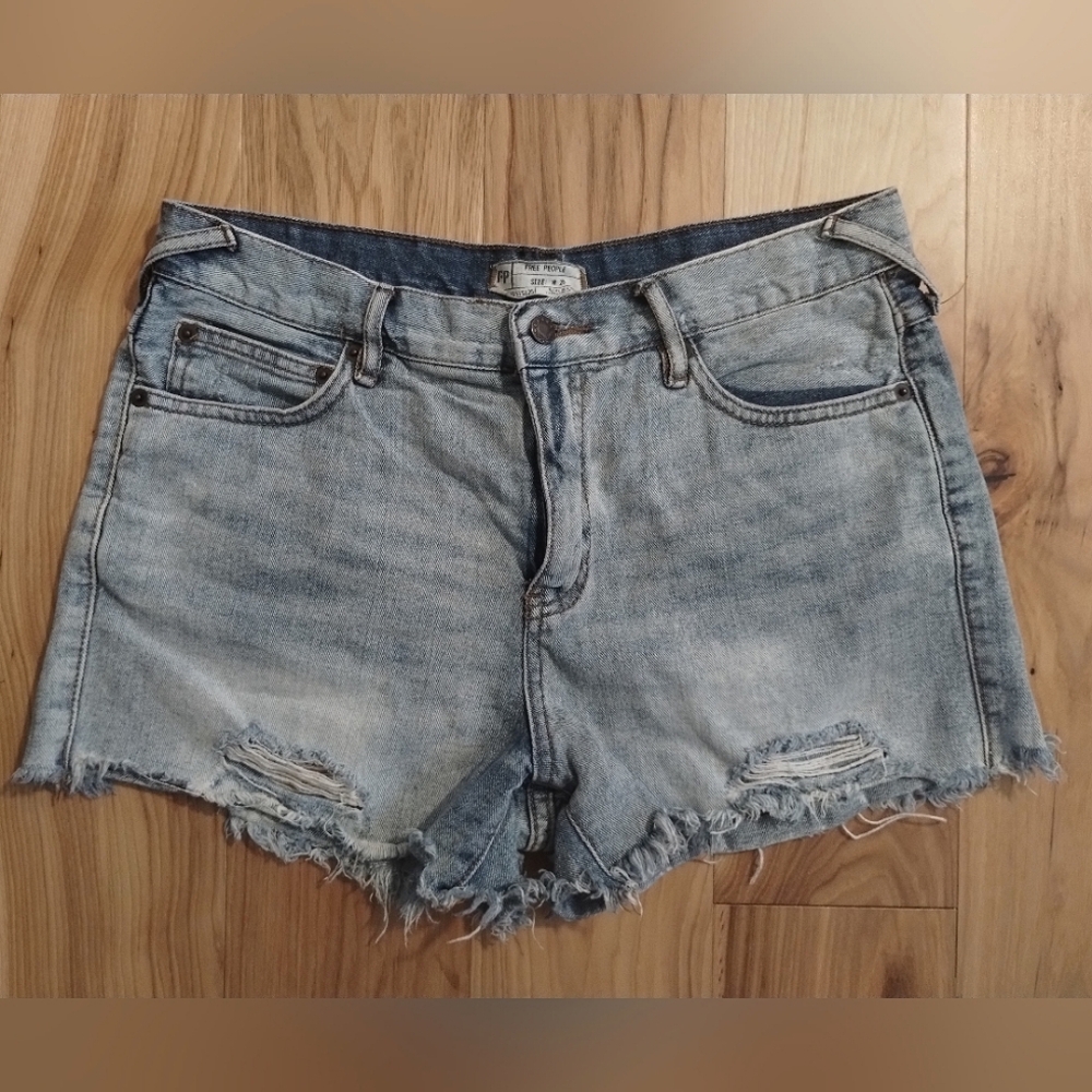 Free People light wash distressed jean shorts Women's Size 29